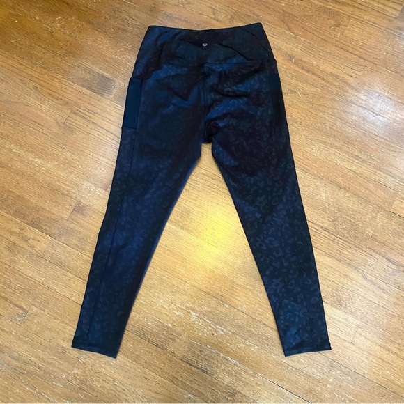 Leg End active wear black leopard leggings with pockets - Picture 10 of 11